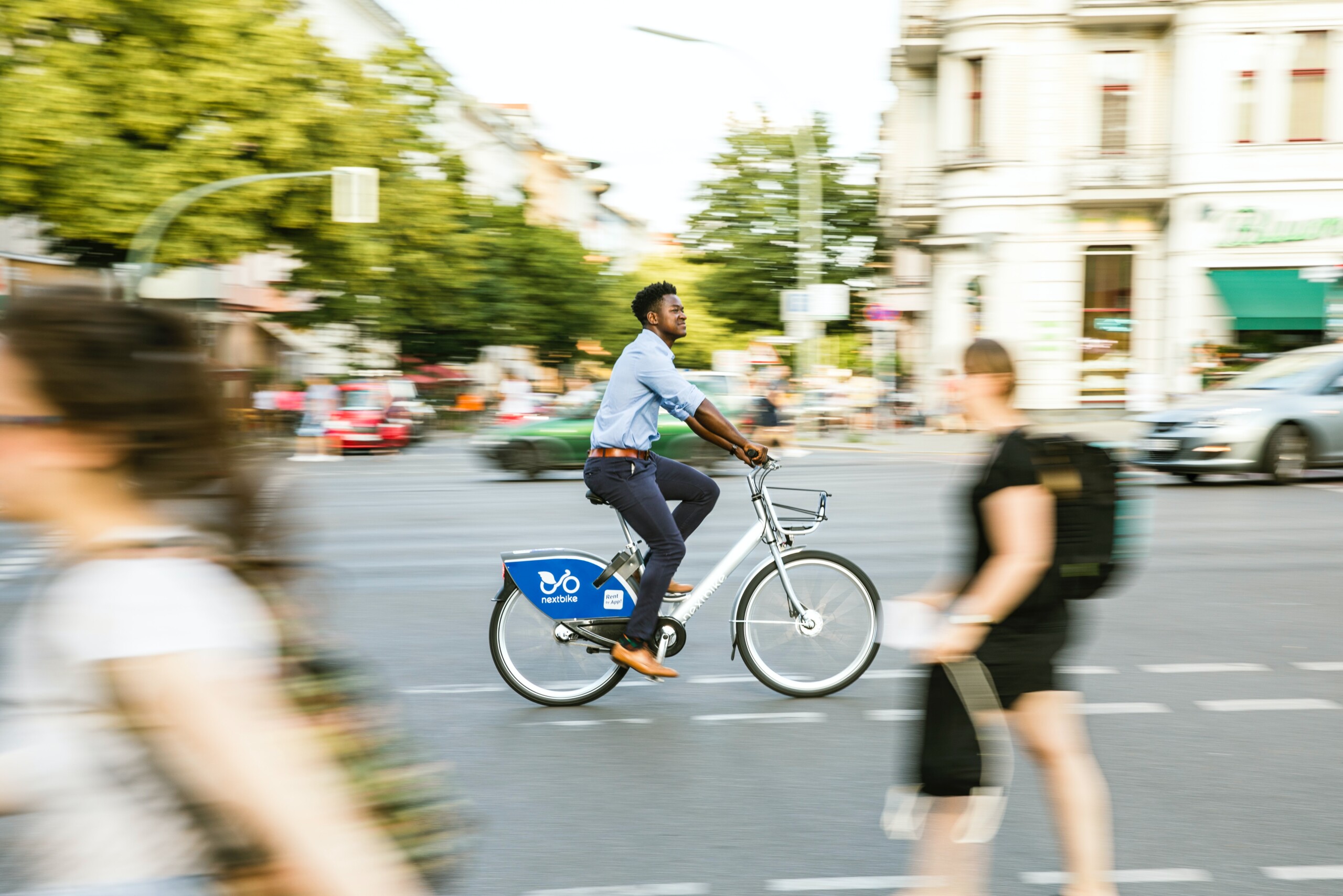 A cyclists in mixed traffic in an inner city